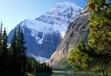 前金球奖得主丹尼斯·劳去世,曼联“三圣”全部离去九派新闻.